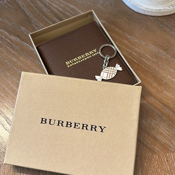 Burberry leather notebook and vintage key chain - Picture 2 of 12